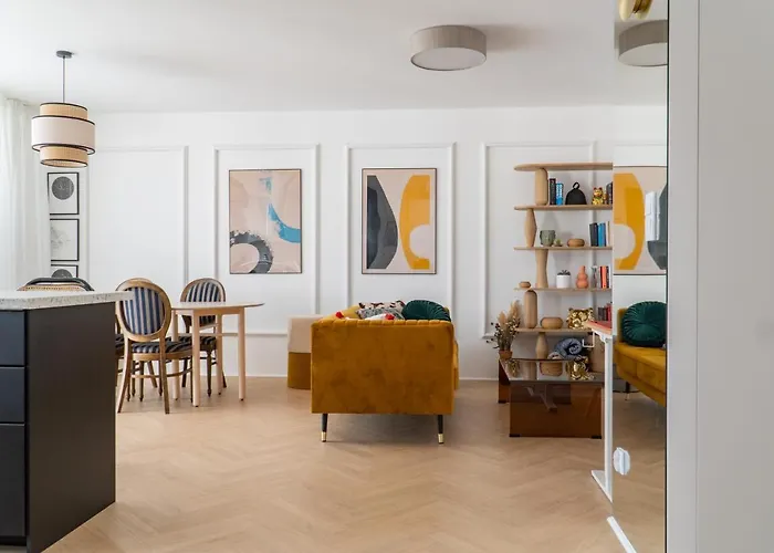 Old Town Gem Designer Apartment - Centre Location - Families - Remote Work