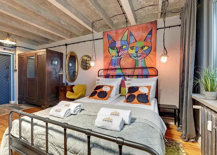 Cats & Crafts Loft By Downtown Apartments