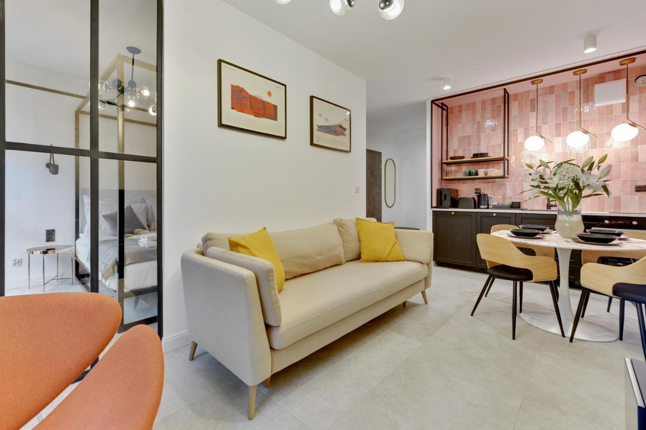 Aura Iii & Free Parking By Downtown Apartment