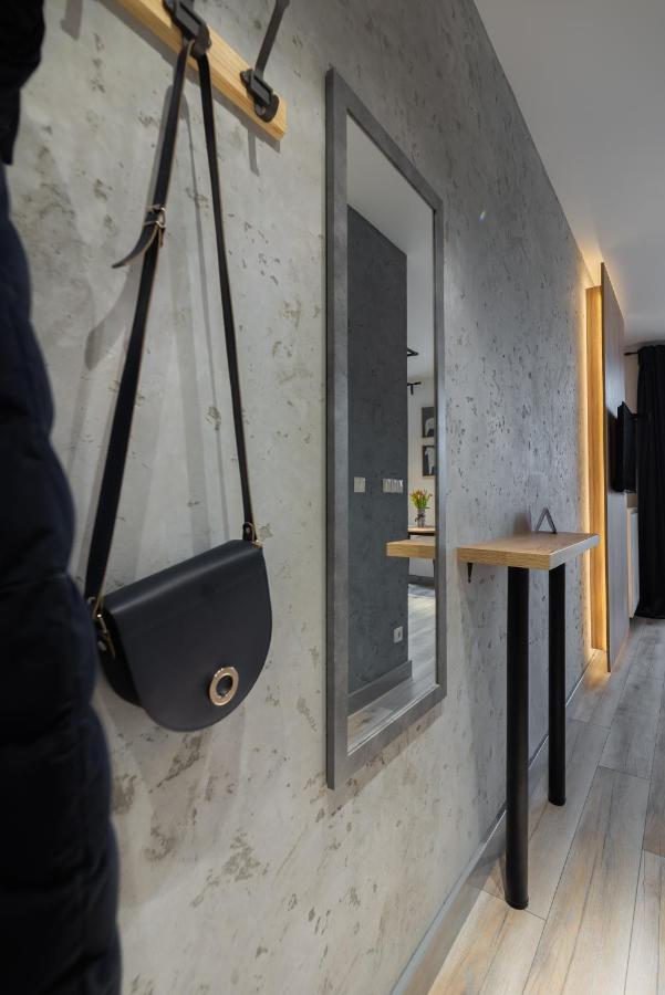 Apartment Grey Horse *