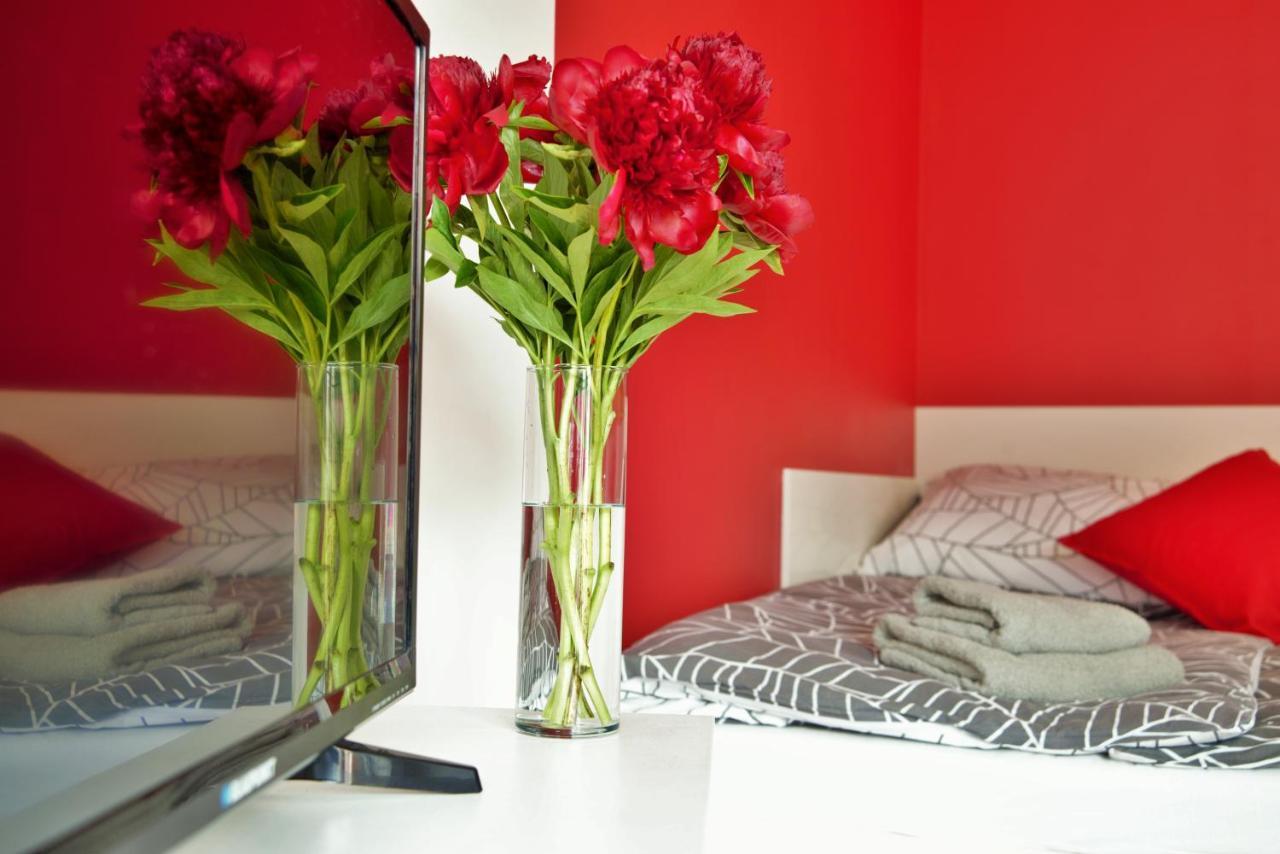 Ideal Red Apartment *