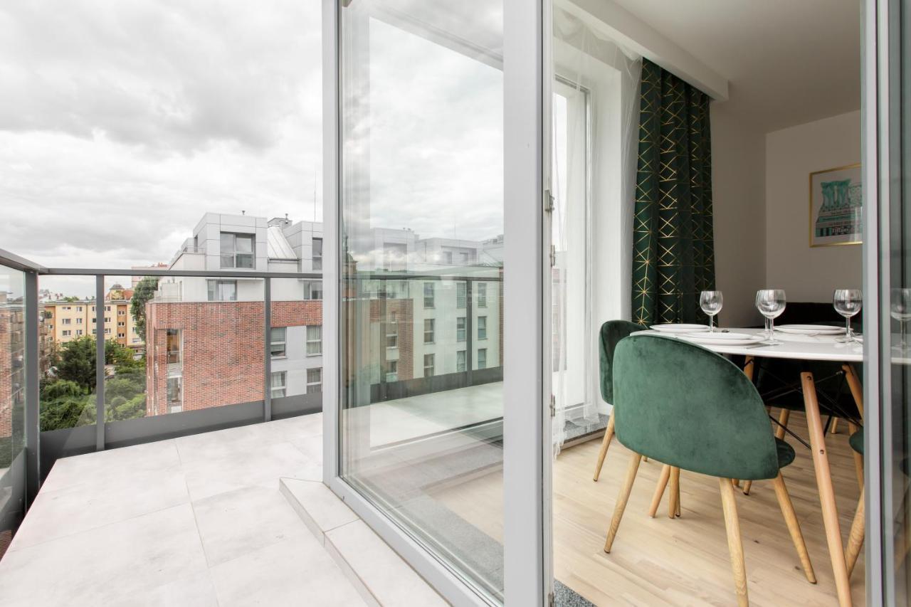 Short Apartment *