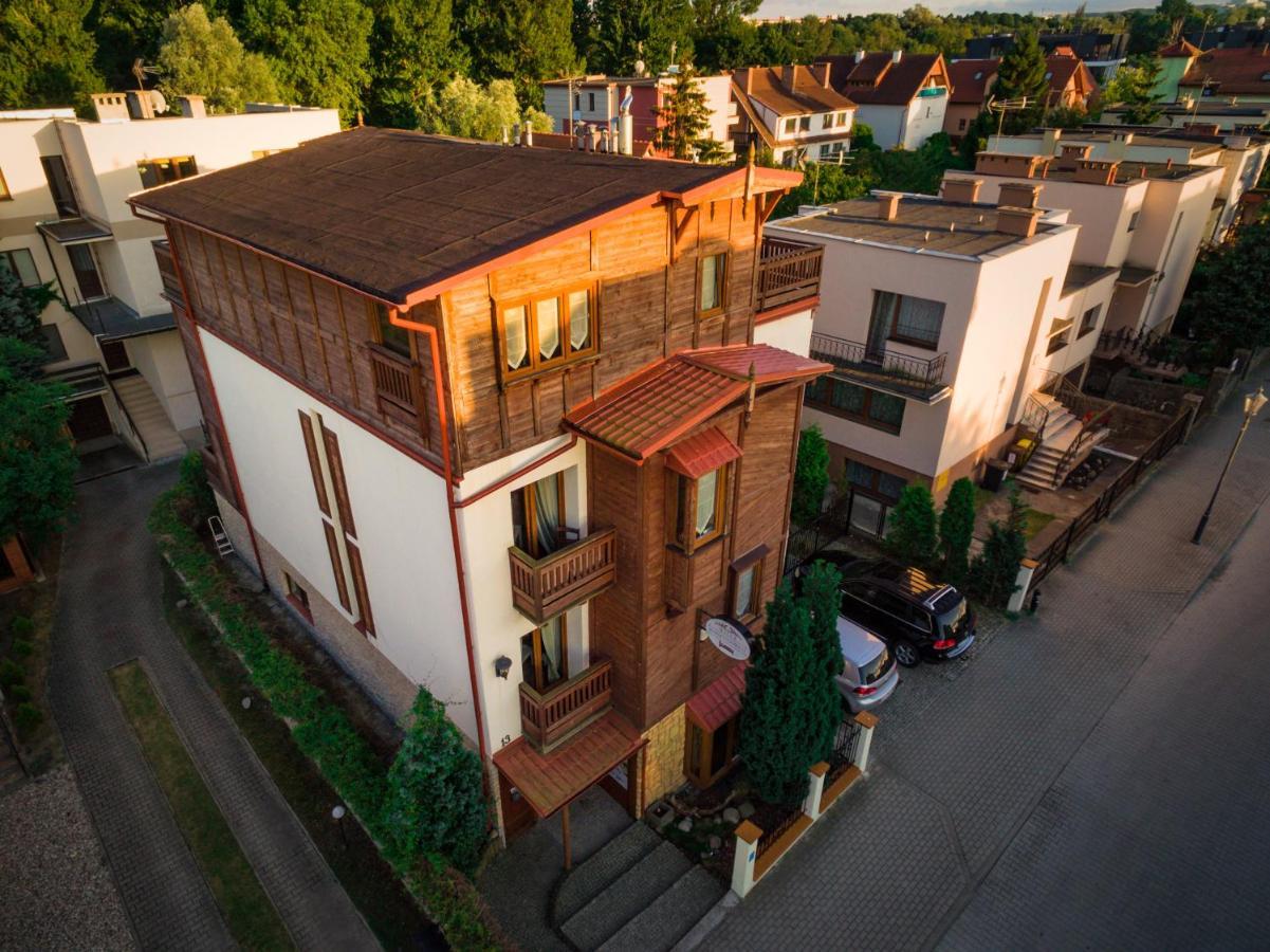 Bursztynowa 13 *