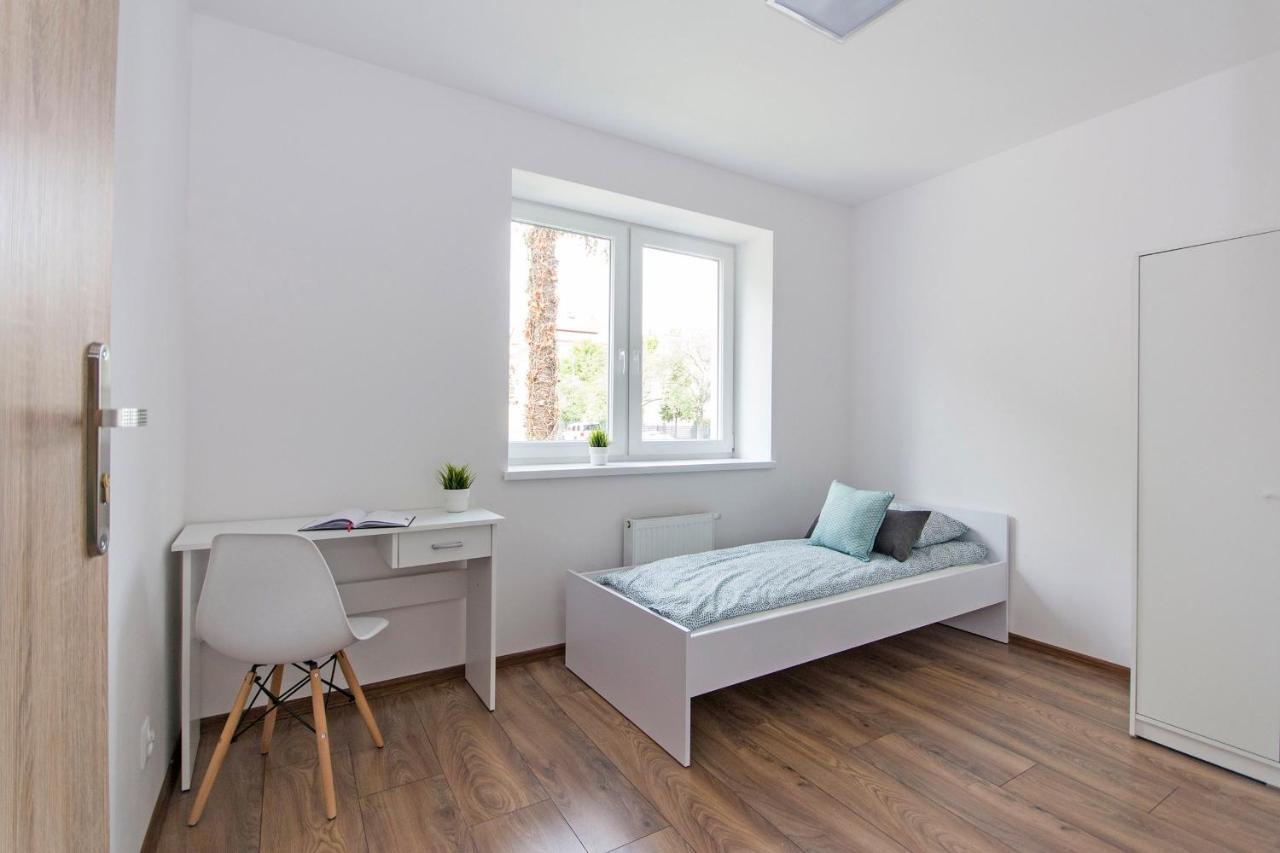 Guest house White Rooms Rentyear Apartments *