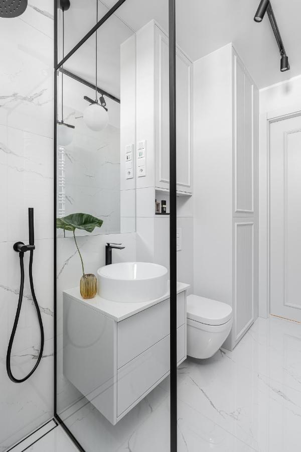 White Superior By Oneapartments