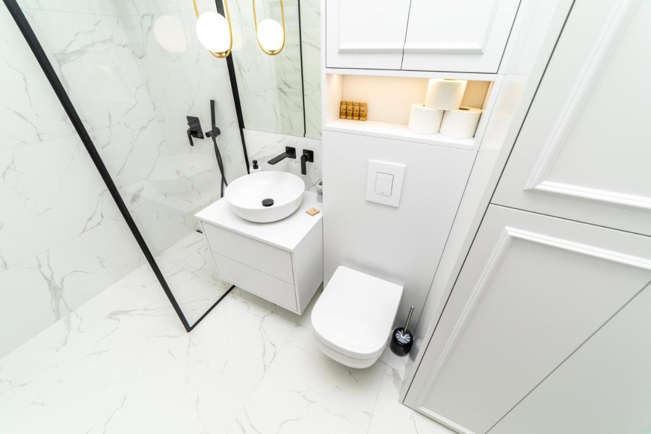 White Deluxe With Terrace By Oneapartments * Gdańsk
