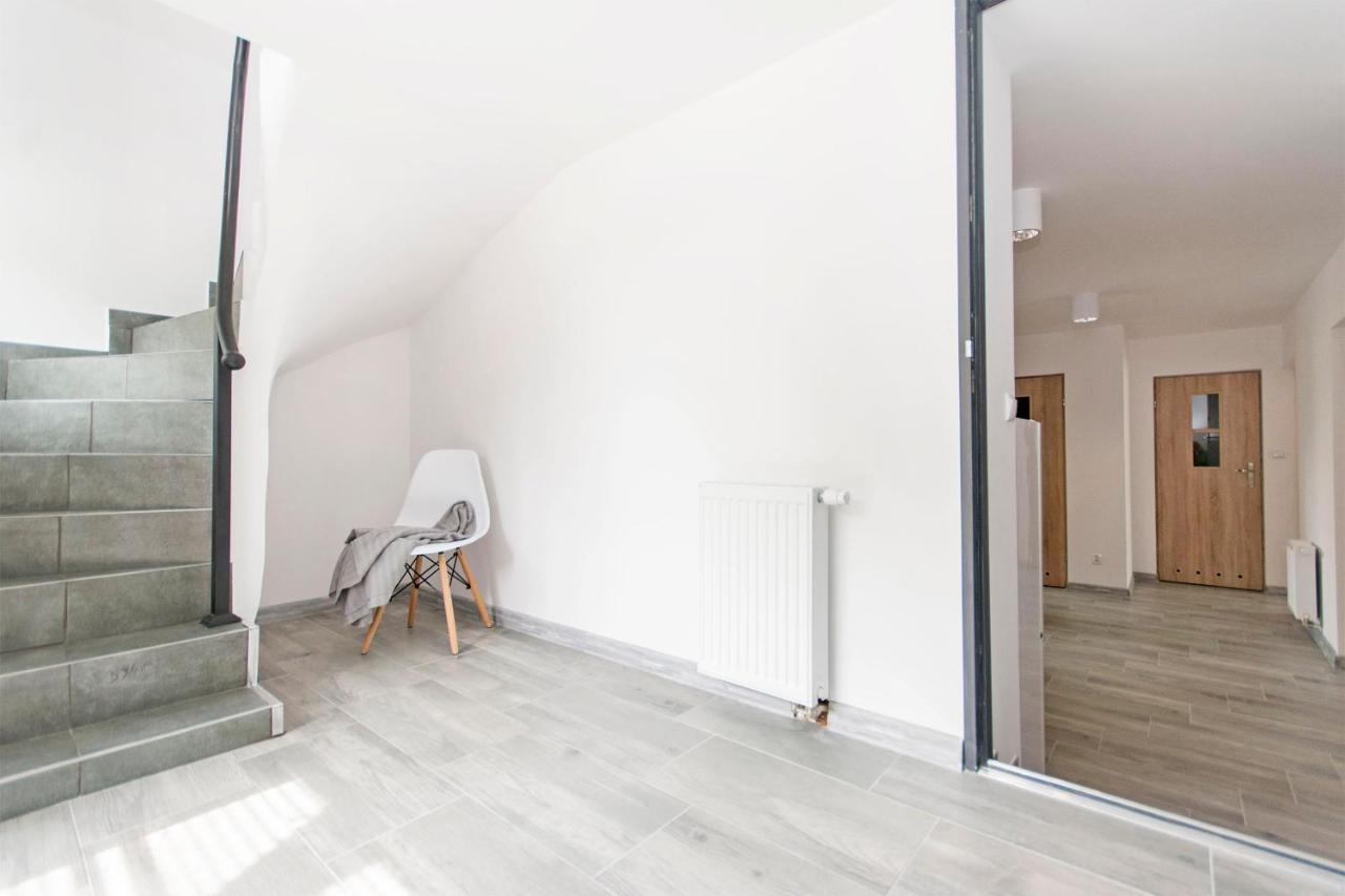 Guest house White Rooms Rentyear Apartments
