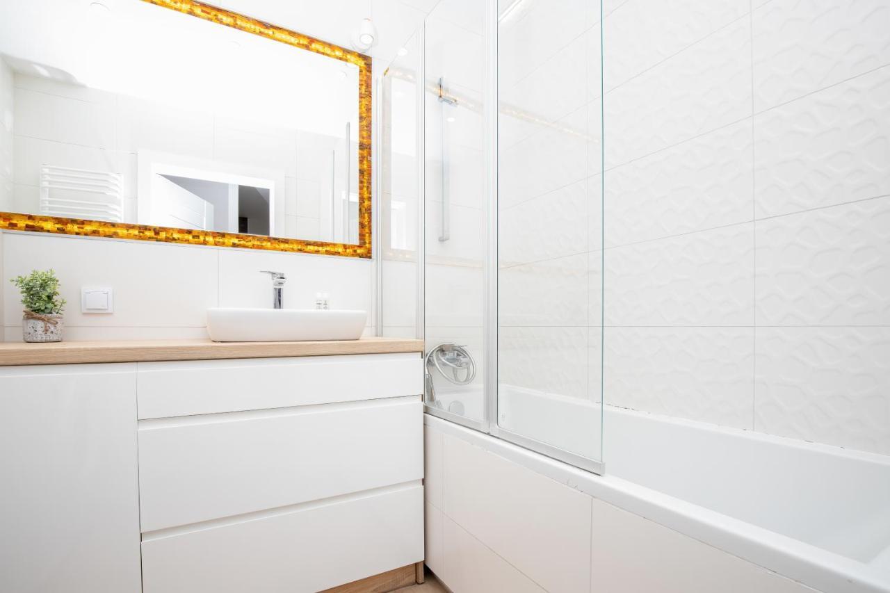 Two-bedroom Old Town Walowa By Renters Gdańsk
