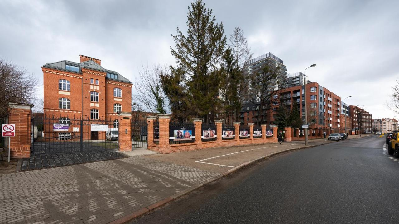 Flatbook - Center Waterlane Vintage With Gym Apartment *