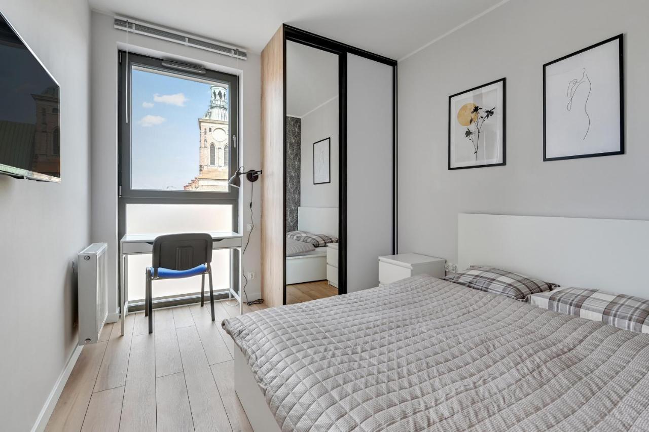 Blue Mandarin Garden Gates Apartment Gdansk