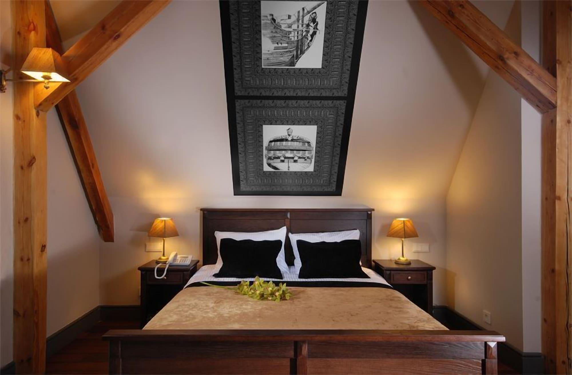 Holland House Old Town Aparthotel