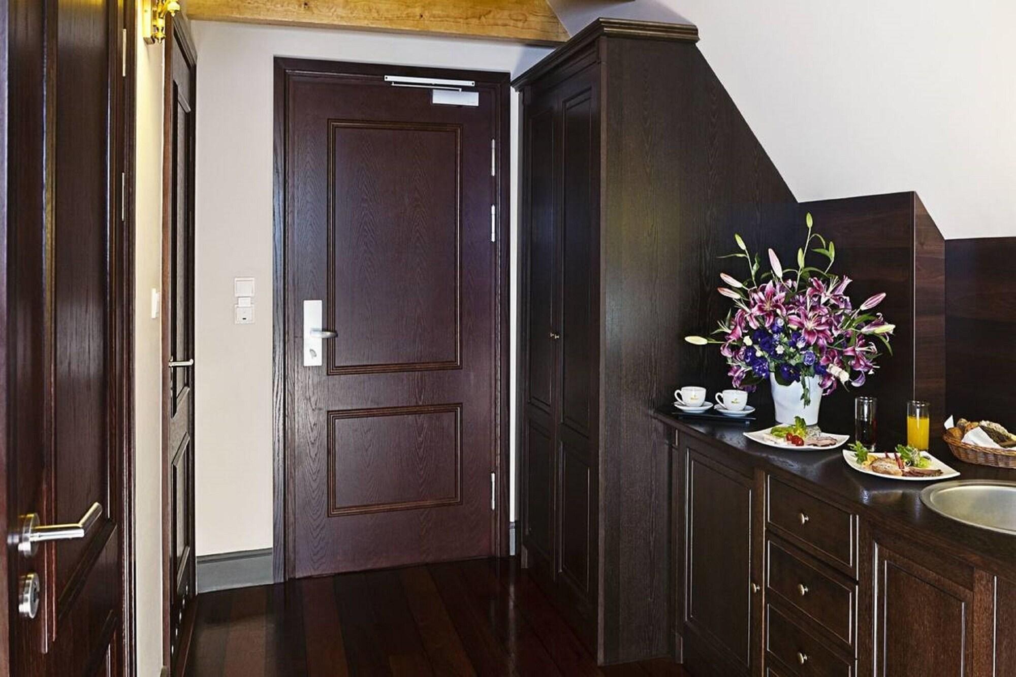 Holland House Old Town Aparthotel 4*