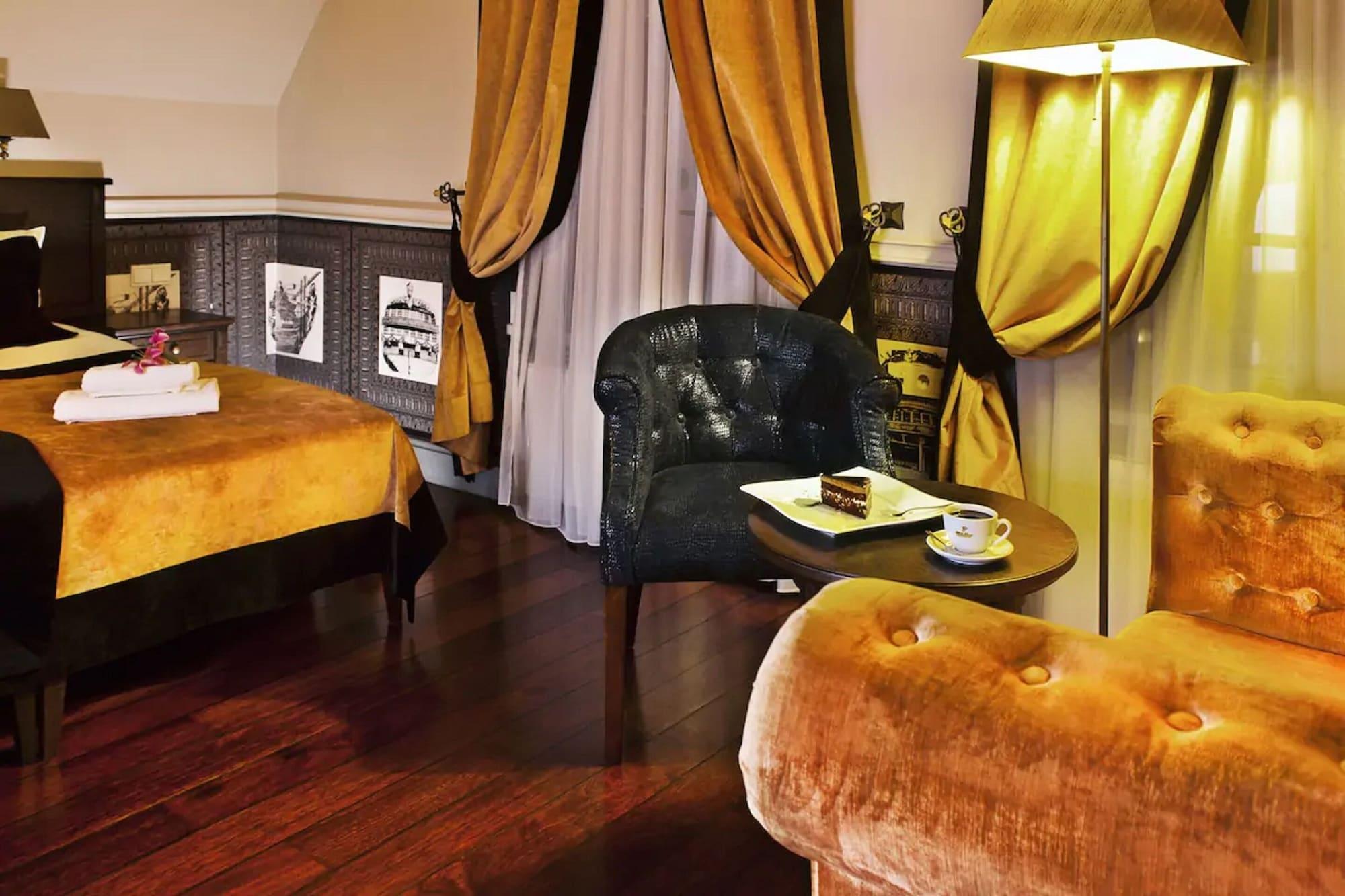 Holland House Old Town Aparthotel 4*