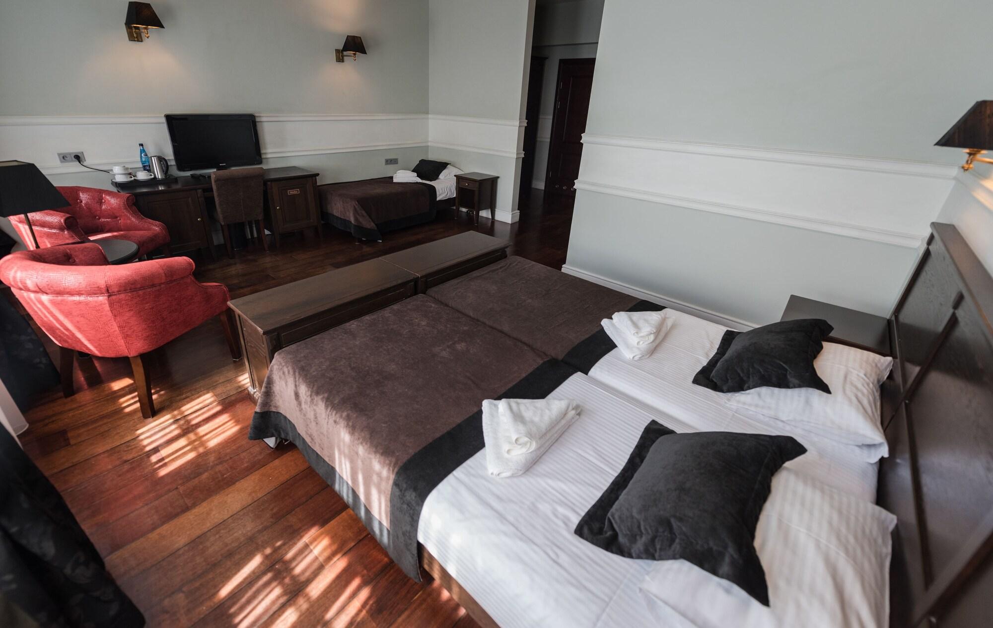Holland House Old Town 4*