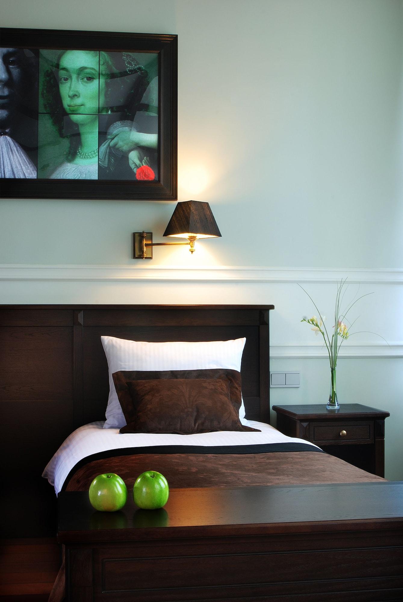 Holland House Old Town 4*