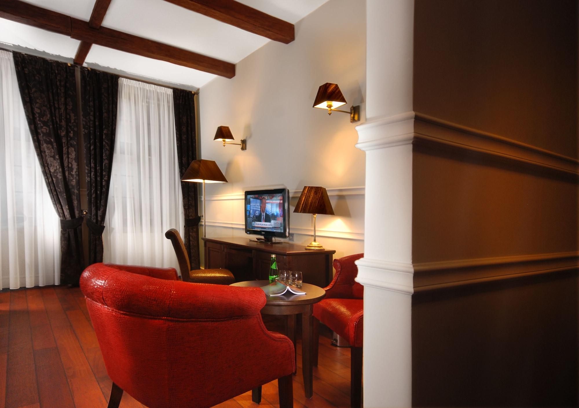 Holland House Old Town Aparthotel
