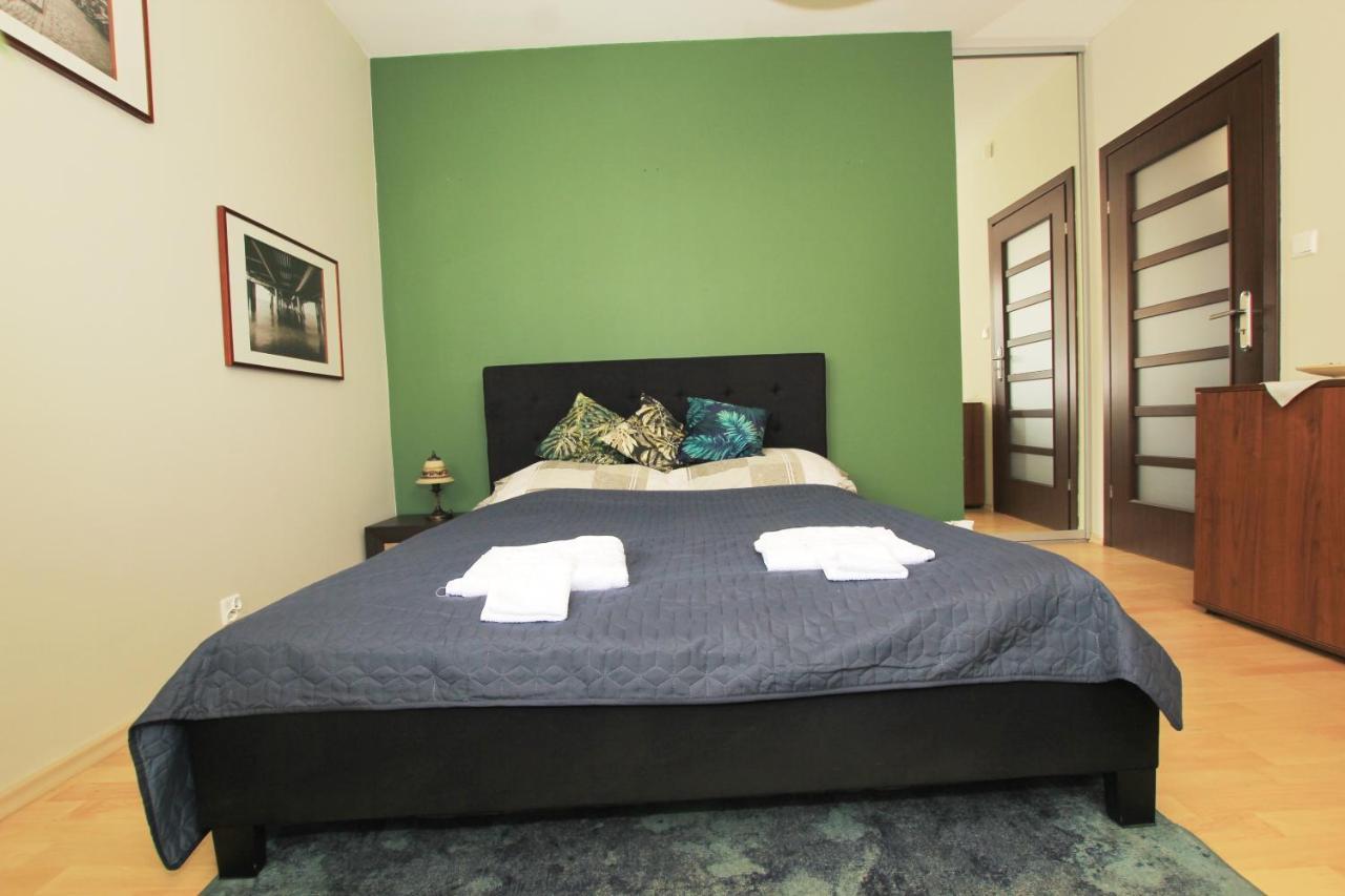Apartament z ogrodem i grillem.