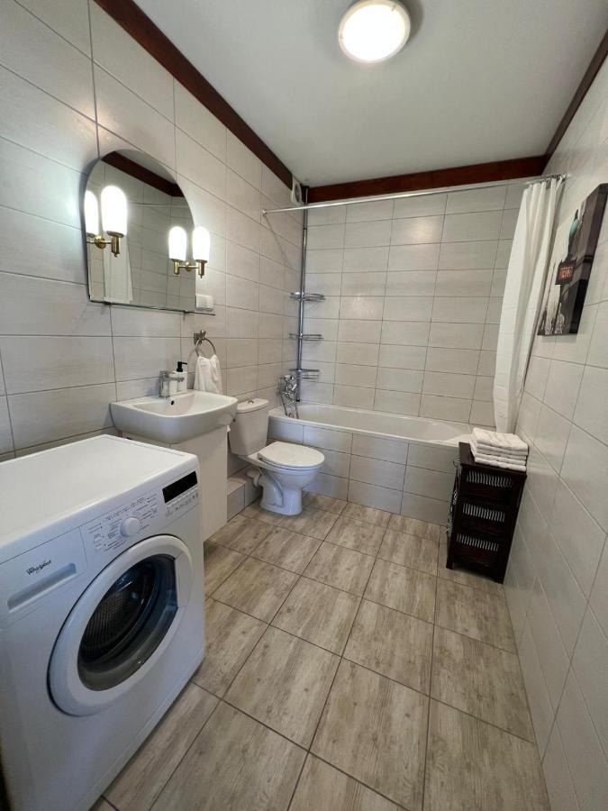 Cozy Close To & Airport