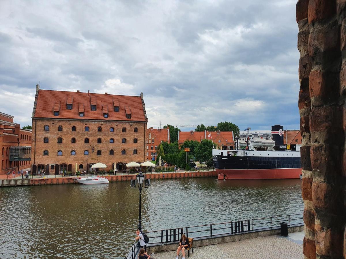 Brama Straganiarska Nad Sama Motlawa Historic Traders Gate *