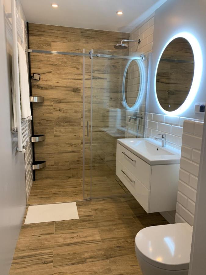 Uroczy Apartament Nad Motławą, Miejsce Parkingowe W Strzeżonej Hali * Gdańsk