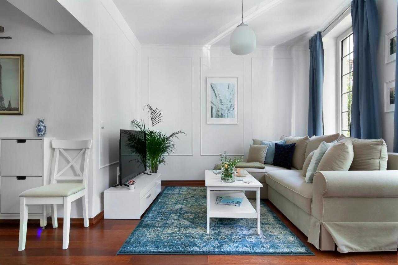 Elite Hamptons Old Town Apartment