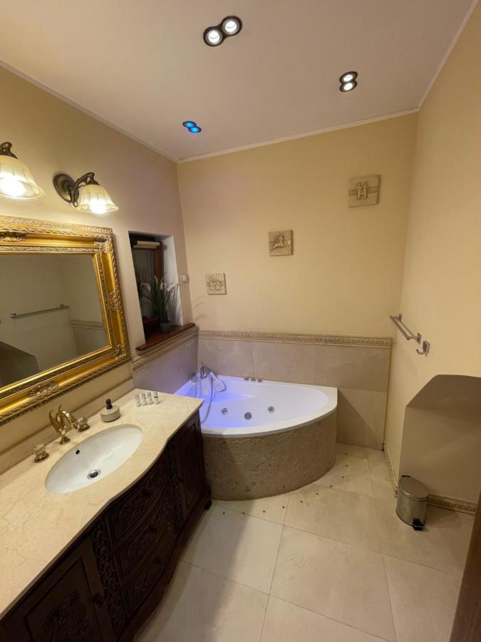 Dworek Oliwski Bed & Breakfast 3*