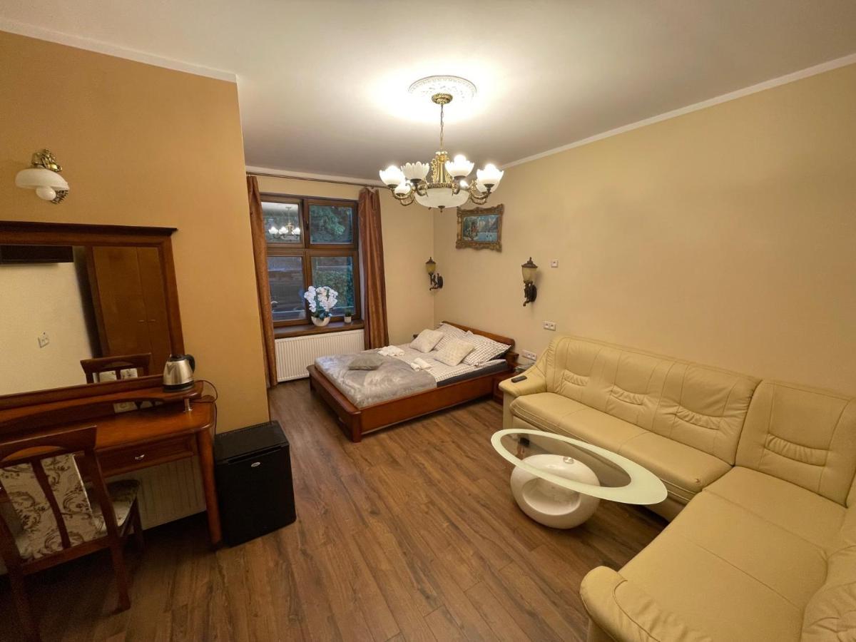 Dworek Oliwski Bed & Breakfast