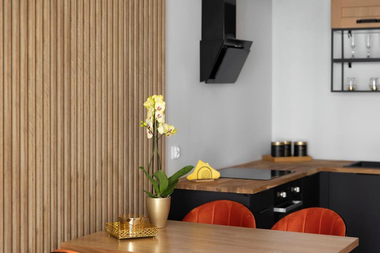Short Apartment *