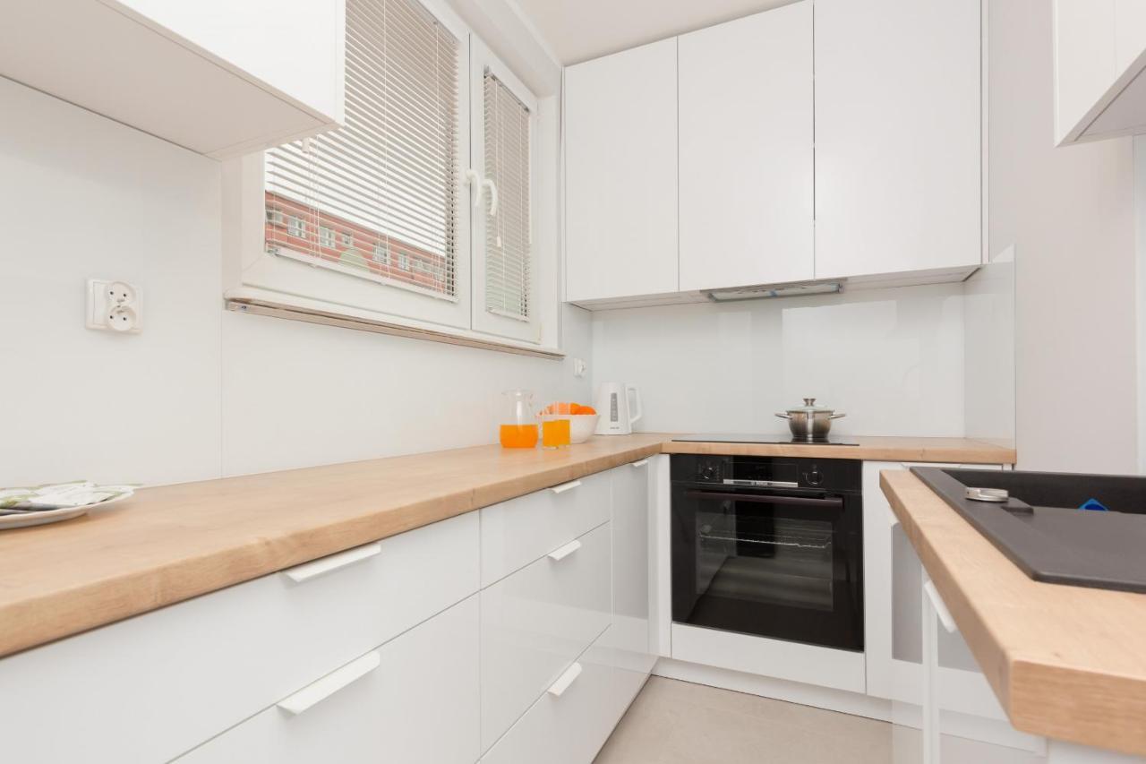 Huoneisto Two-bedroom 650 M Brzezno By Renters