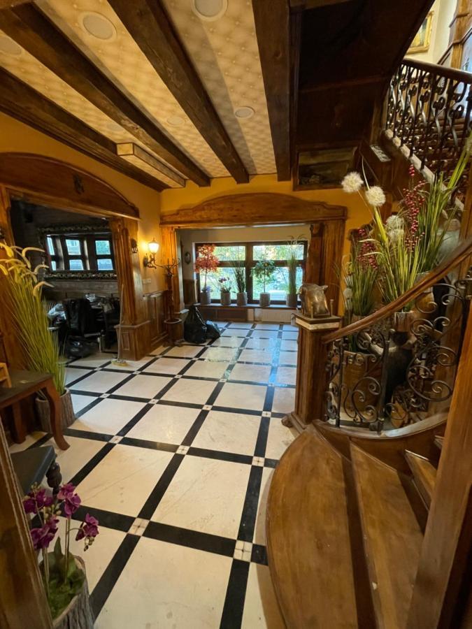 Dworek Oliwski Bed & Breakfast 3*