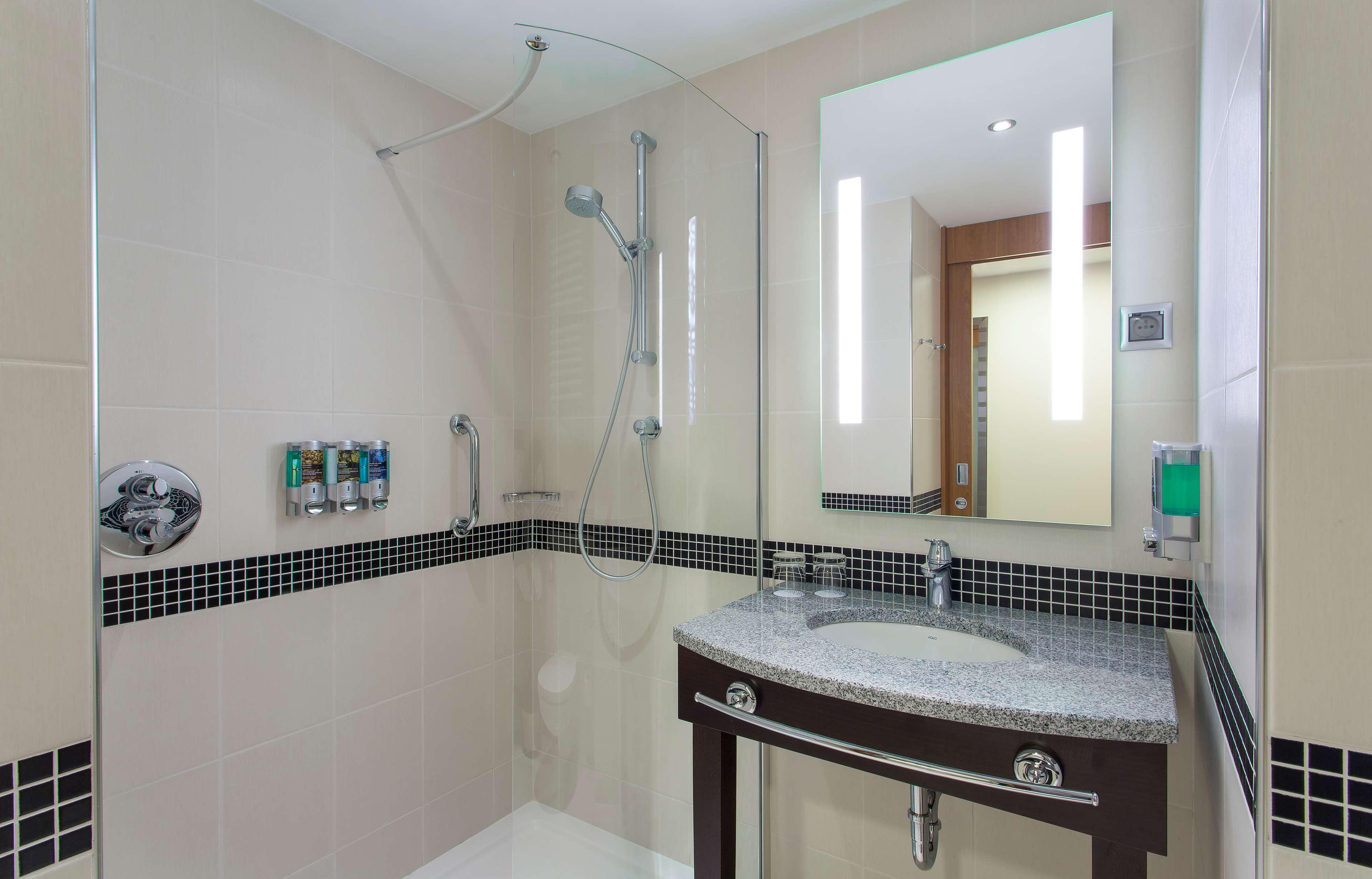 Hotel Hampton By Hilton Airport