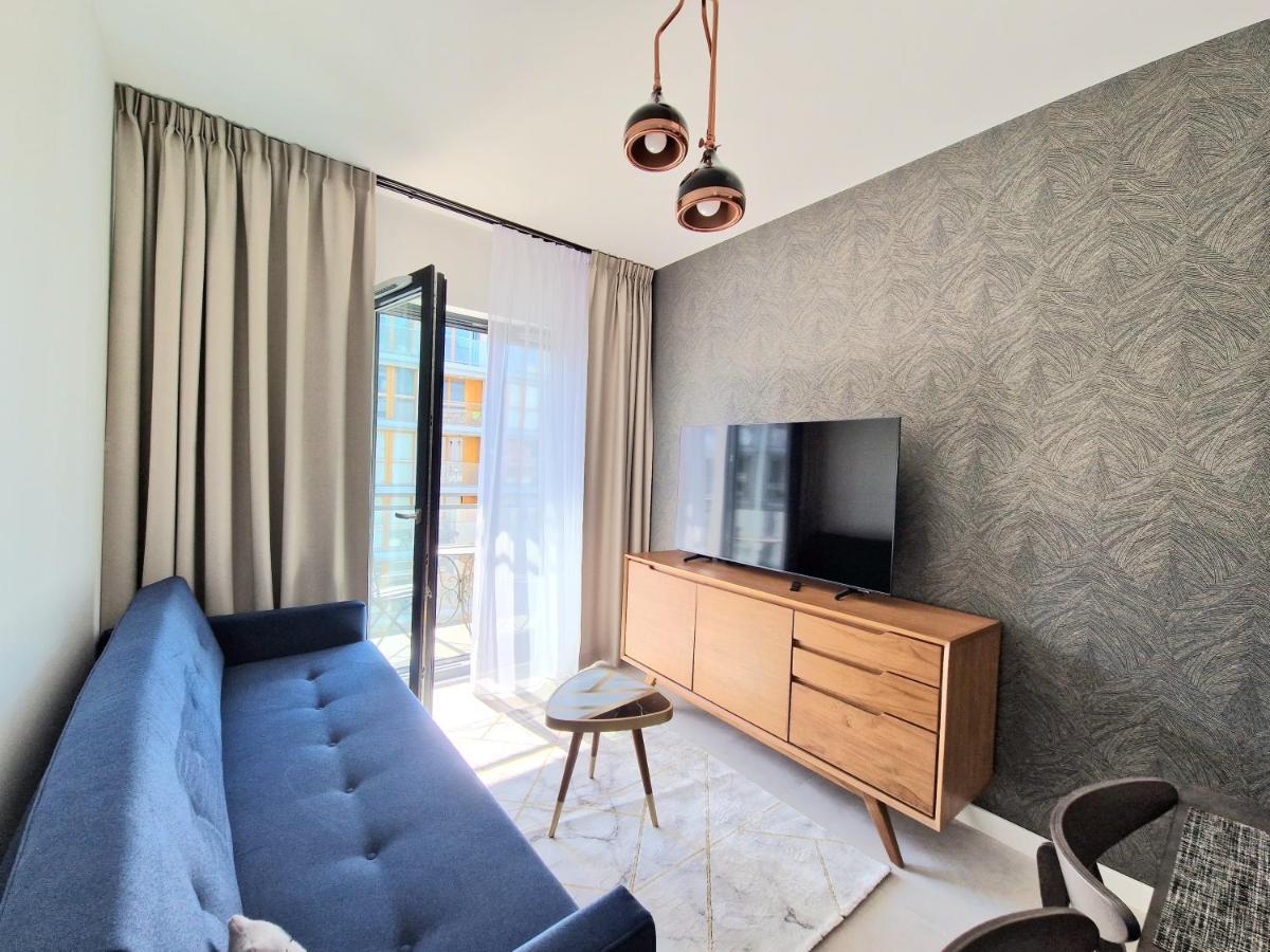 Live & Travel Aura Iii Apartment