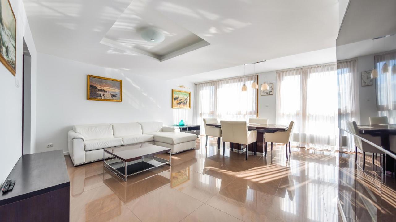 Sun & Snow Aura Apartment