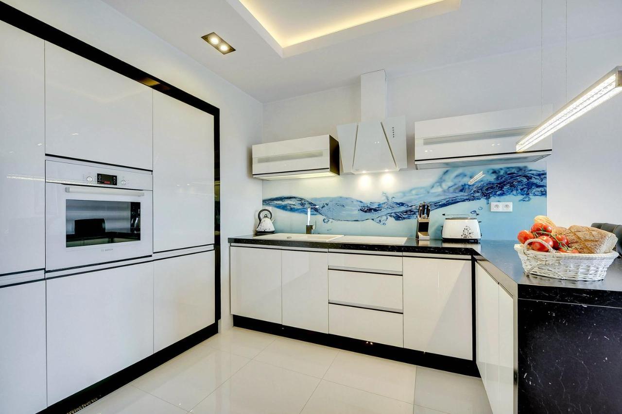 Lägenhet Apartament Amber Centrum Z Basenem Gdańsk
