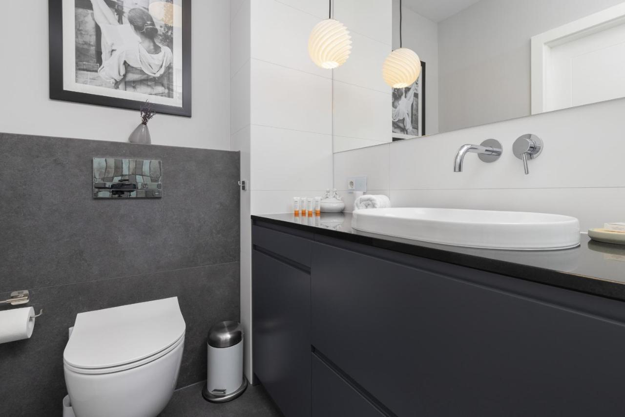 Căn hộ Aura Studio Downtown By Renters