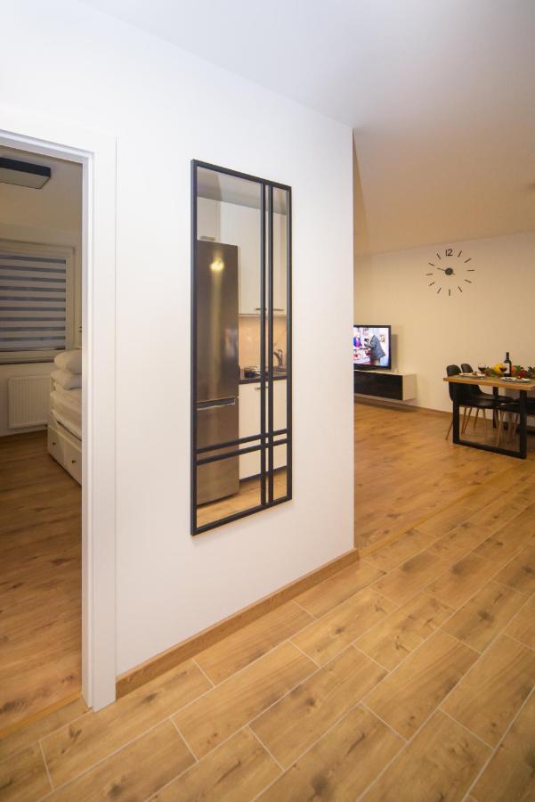 Maya's Flats & 49 - Spacious 3 In Szafarnia Huoneisto *