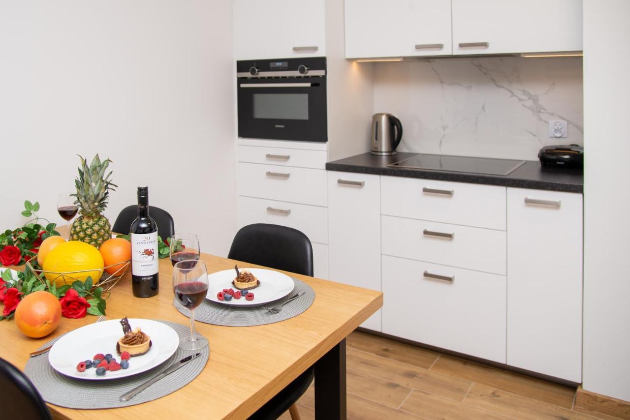 Maya's Flats & 49 - Spacious 3 In Szafarnia Huoneisto *