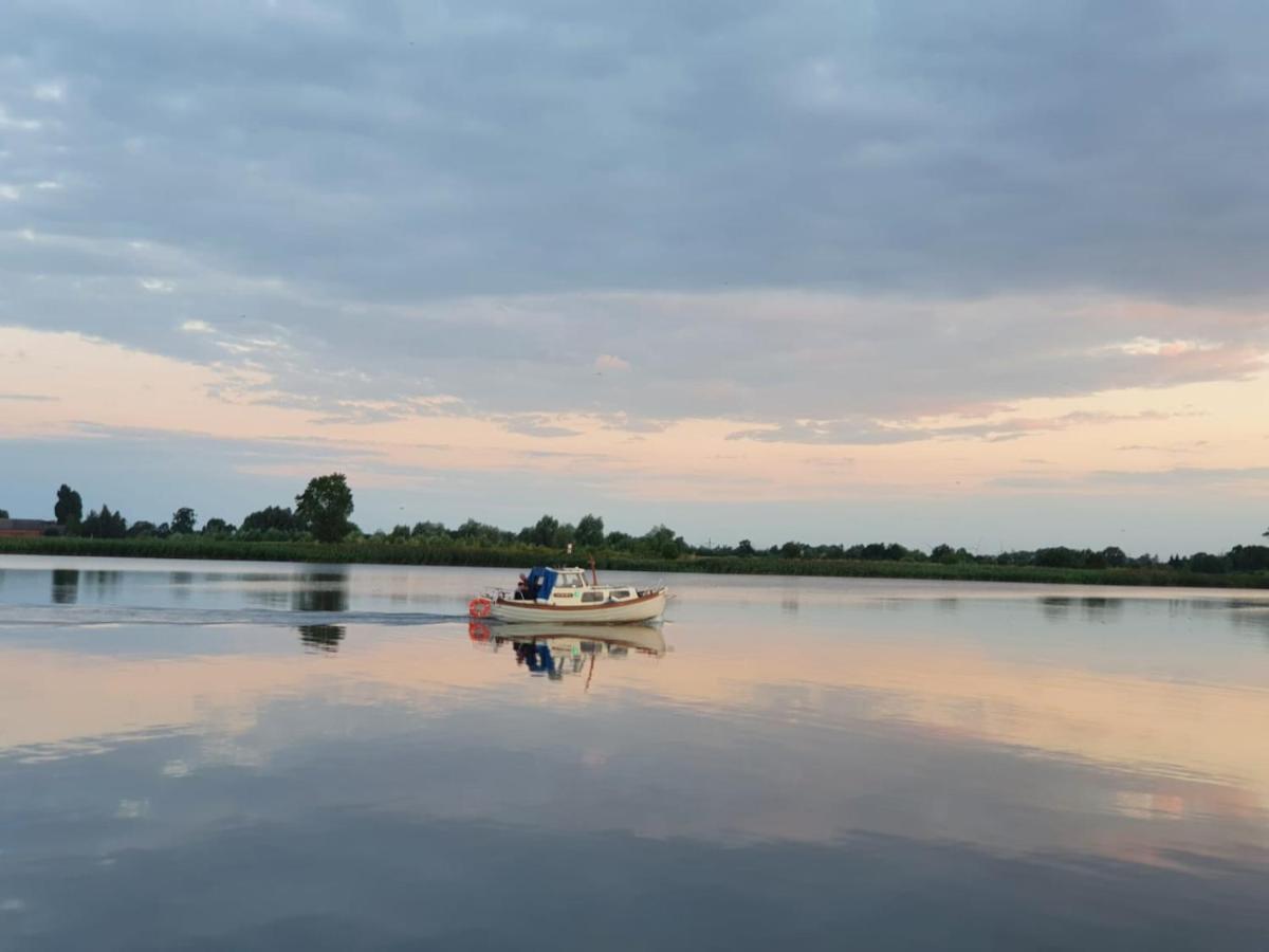 Botel Houseboat Nomadream