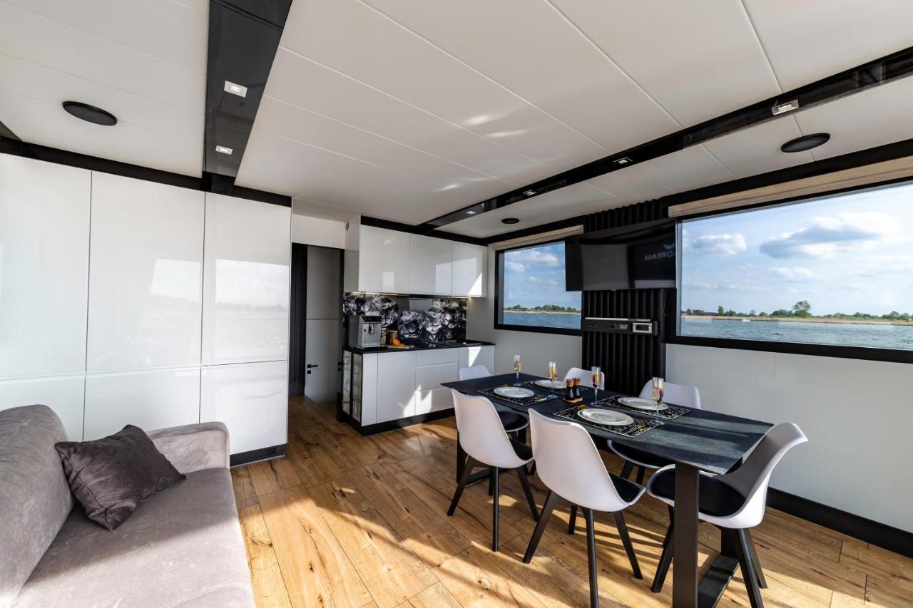 Botel Houseboat Nomadream