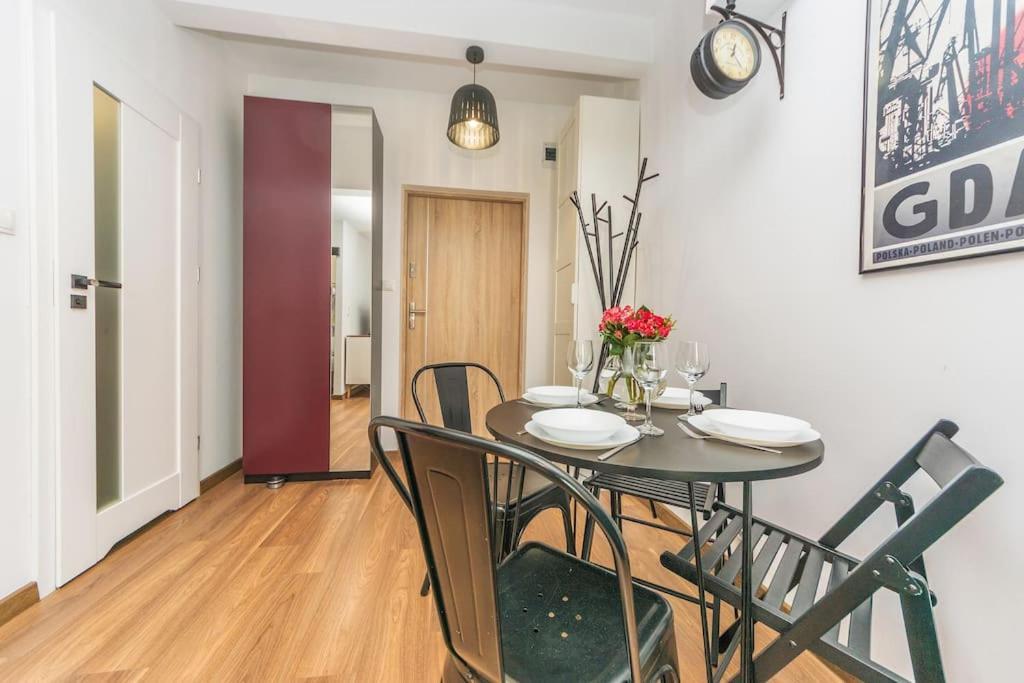 Hello Brzezno Dworska Dark Apartment Gdansk