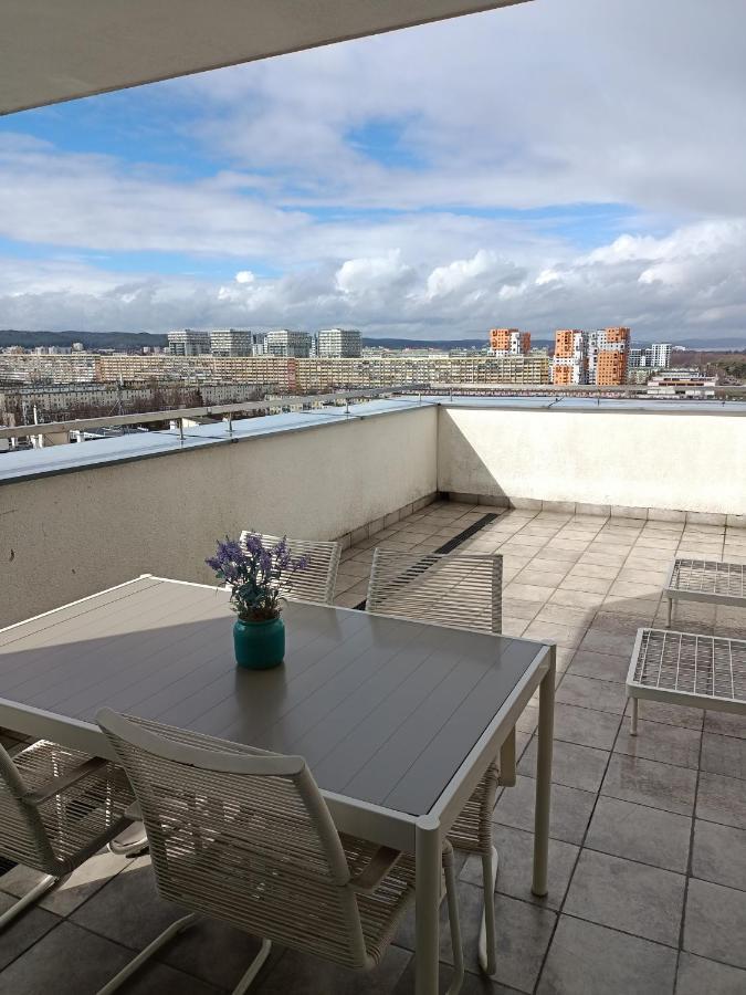 Apartment City And Sea View By Renters