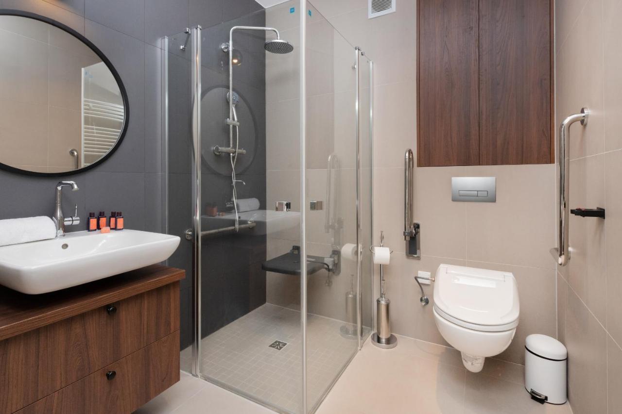 Superior With Balcony & Parking By Renters Prestige Apartment