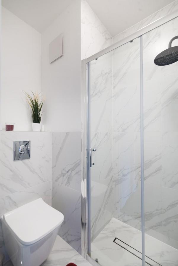 Pokoj Nr 1 Przy Ul. Sw. Barbary Ze Wspolna Lazienka I Kuchnia Apartment
