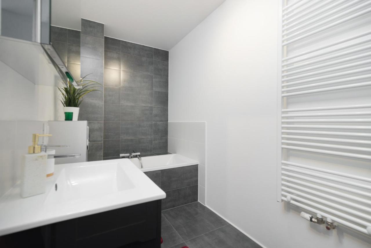 Pokoj Nr 1 Przy Ul. Sw. Barbary Ze Wspolna Lazienka I Kuchnia Apartment