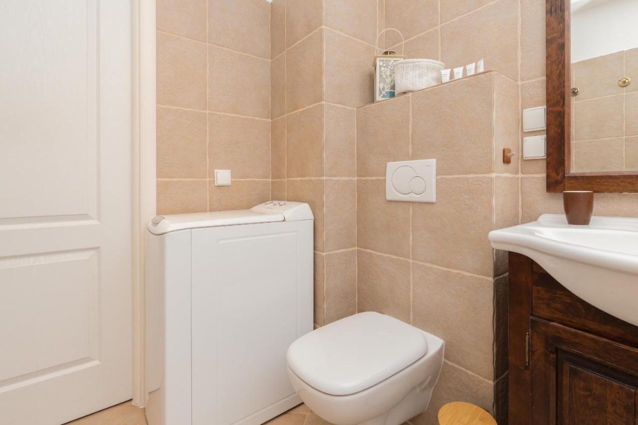 City Center With Balcony By Renters Apartment *