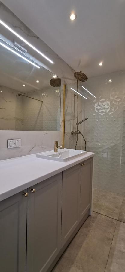 Flou Premium Apartament Z Parkingiem, Plaza 700m Huoneisto Gdańsk