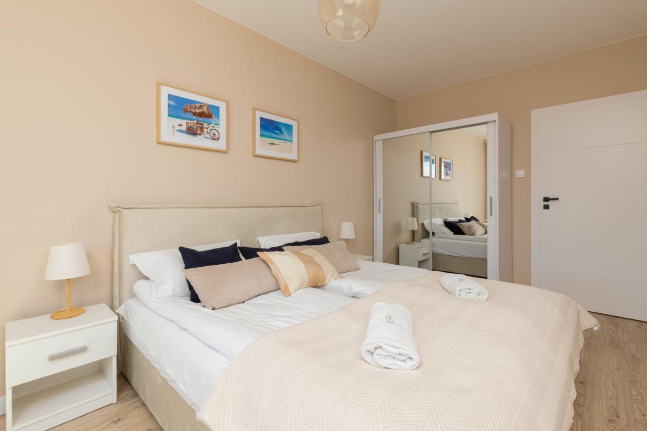 Sea Waves With Park View By Renters Apartment