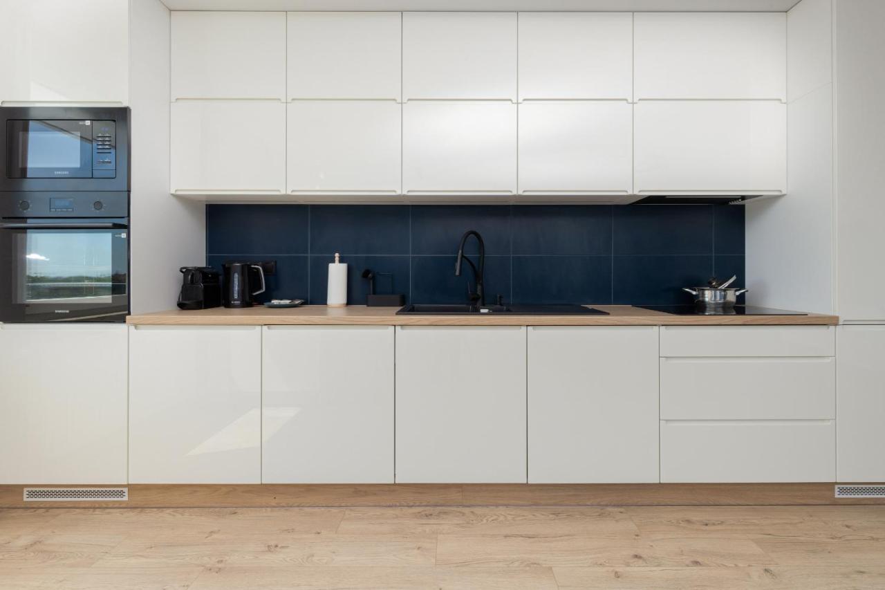 Sea Waves With Park View By Renters
