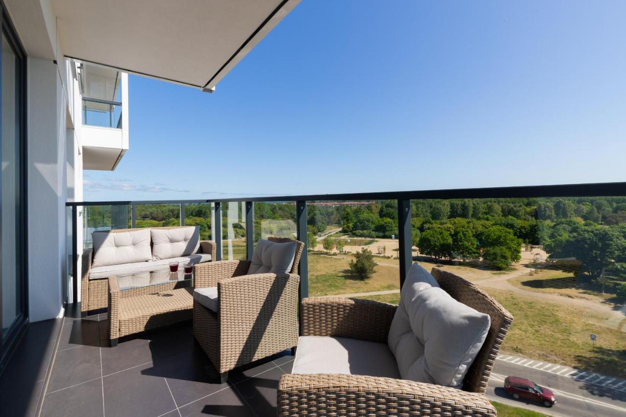 Sea Waves With Park View By Renters Apartment