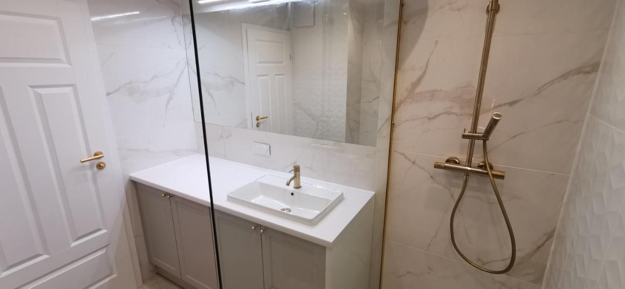 Flou Premium Apartament Z Parkingiem, Plaza 700m Huoneisto Gdańsk